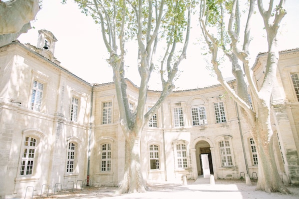 Hotel Le Cloitre St Louis accepte les chiens à Avignon