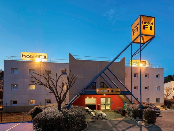 hotelF1 Orange Centre Échangeur A7 A9 accepte les chiens à Le Jonquier sud