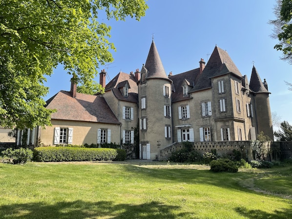 Chateau de Bruges accepte les chiens à Lapeyrouse