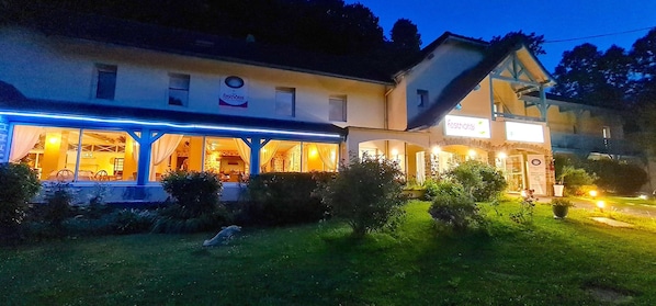 Hostellerie du paon blanc accepte les chiens à Lurbe-Saint-Christau