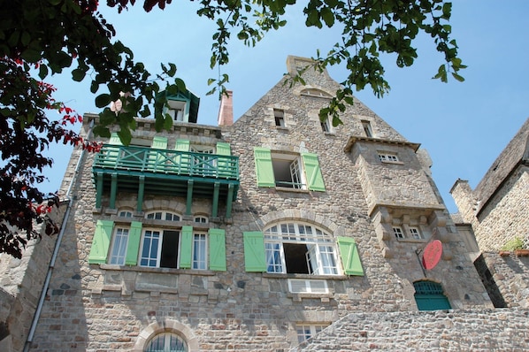 Les Terrasses Poulard accepte les chiens à Le Mont-Saint-Michel