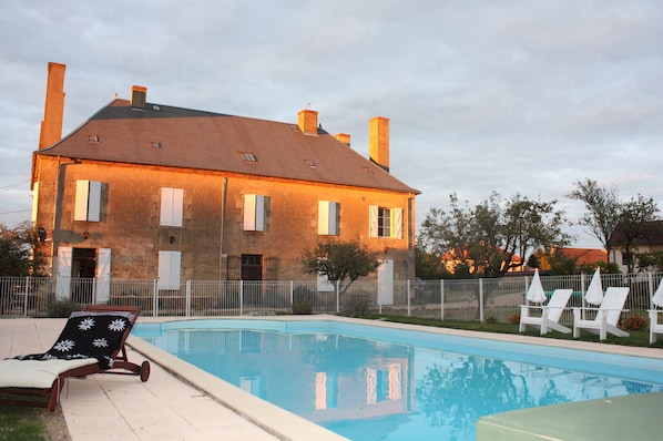 Château Latour accepte les chiens à Fours