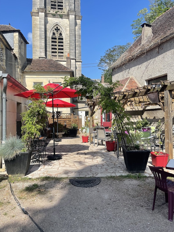 Hotel Restaurant le grand monarque accepte les chiens à Donzy