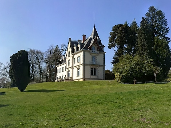 Château de Saint Antoine accepte les chiens à Bonnac-la-Côte
