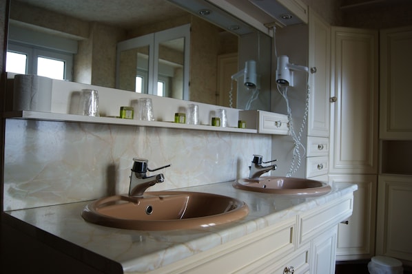 Hôtel Saint-Pierre accepte les chiens à Villedieu-les-Poêles-Rouffigny