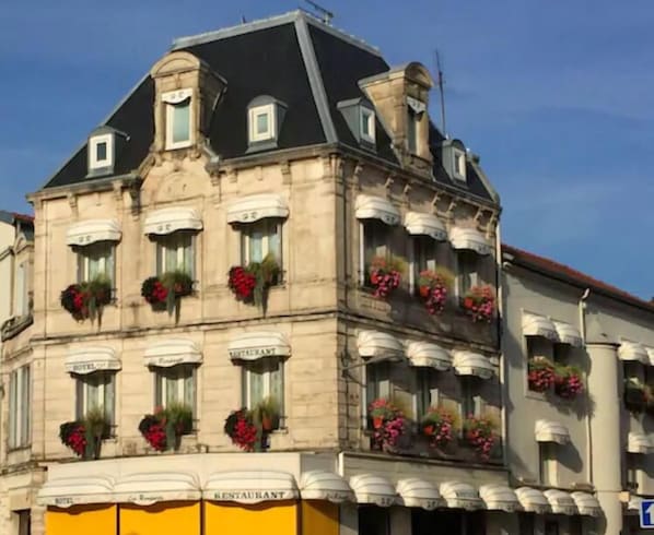 Hôtel Les Remparts accepte les chiens à Chaumont