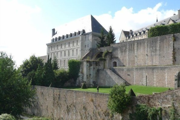 Hotellerie Saint Yves accepte les chiens à Chartres