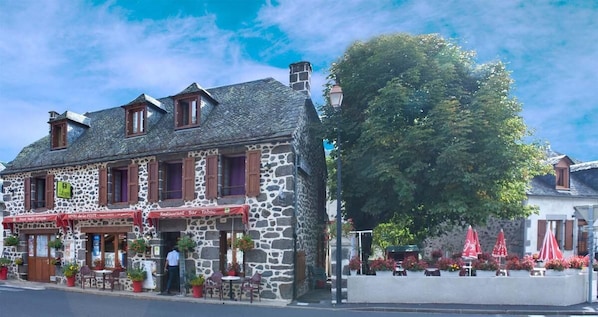 Logis Hotel de la Poste accepte les chiens à Saint-Martin-sous-Vigouroux