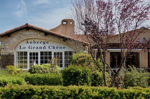 Auberge du Grand Chêne accepte les chiens à Sillans-la Cascade