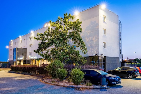 Comfort Hotel Aeroport Lyon St Exupery accepte les chiens à Colombier-Saugnieu