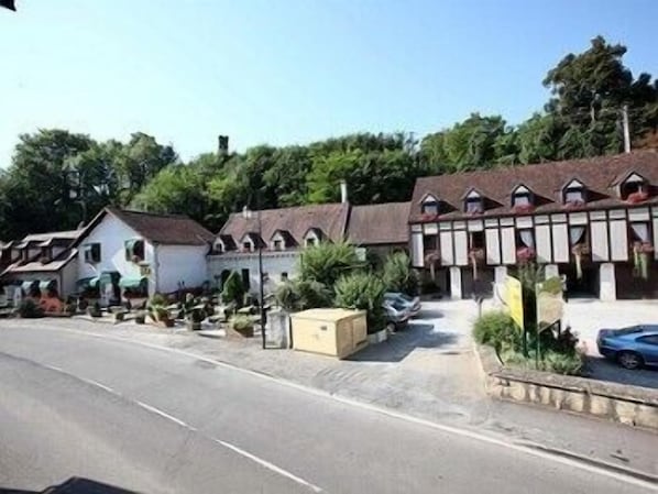 Hôtel Restaurant Le Bourguignon accepte les chiens à Beze