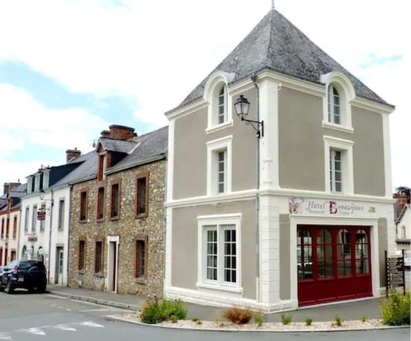 Logis Hotel Beauséjour accepte les chiens à Sainte-Suzanne-and-Chammes