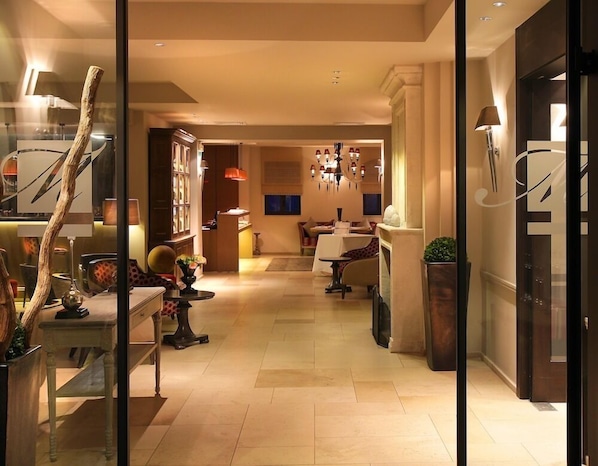 Les Mas du Grand Vallon accepte les chiens à Mougins