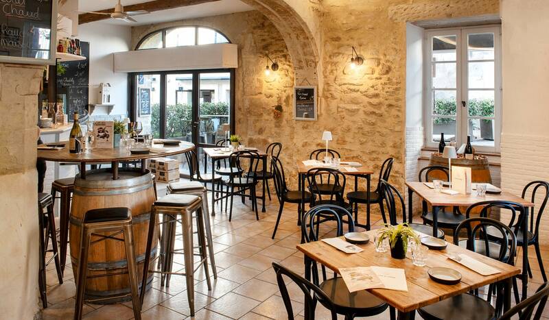 Le Café Des Vignerons accepte les chiens à Grignan