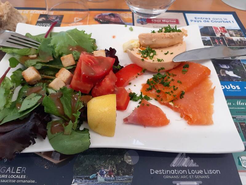 Au Plaisir De Pêcher accepte les chiens à Bonnevaux-le-Prieure