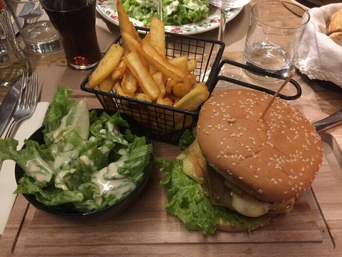 Le Chalet de L'Esplanade Restaurant Savoyard accepte les chiens à Bourgoin-Jallieu