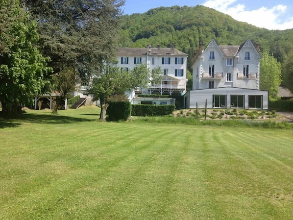 Hotel des Bains et Résidences accepte les chiens à Vic-sur-Cere