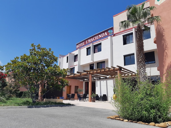 Hôtel l'Hacienda accepte les chiens à Across from Carrefour