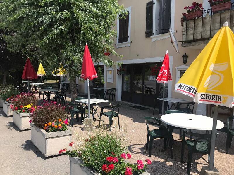 Chez Maxi, le café du col accepte les chiens à Saxel