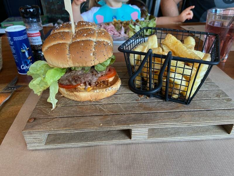 L'édison Café accepte les chiens à Fruges