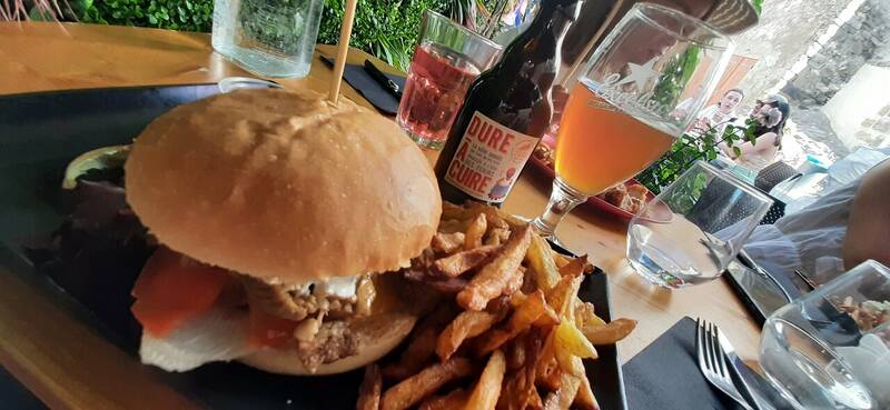 Le Gotham burger accepte les chiens à Embrun