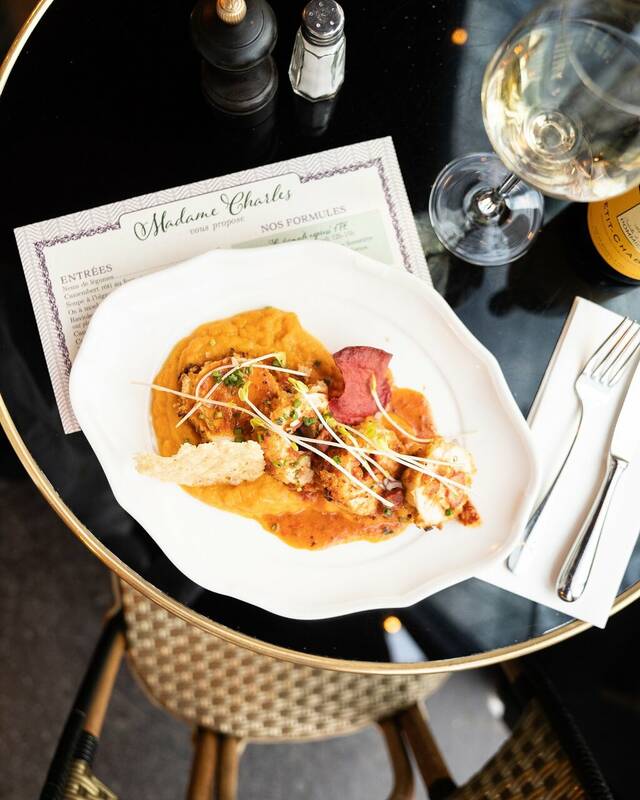 Madame Charles accepte les chiens à Paris