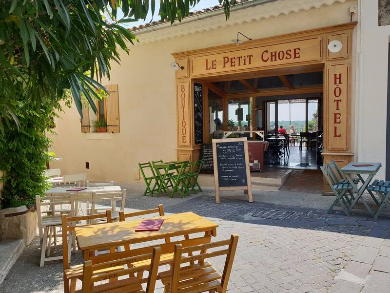 Le Petit Chose accepte les chiens à Venasque