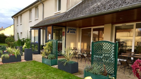 Hôtel Le Dauphin accepte les chiens à Saint-Denis-de-l'Hôtel