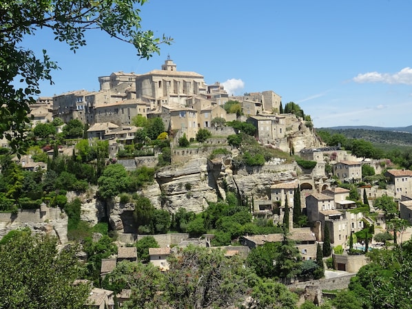 Les Jardins d'Eleusis accepte les chiens à Murs