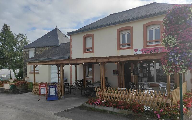 Au Cafe Du Village Fleuri accepte les chiens à Juvigné