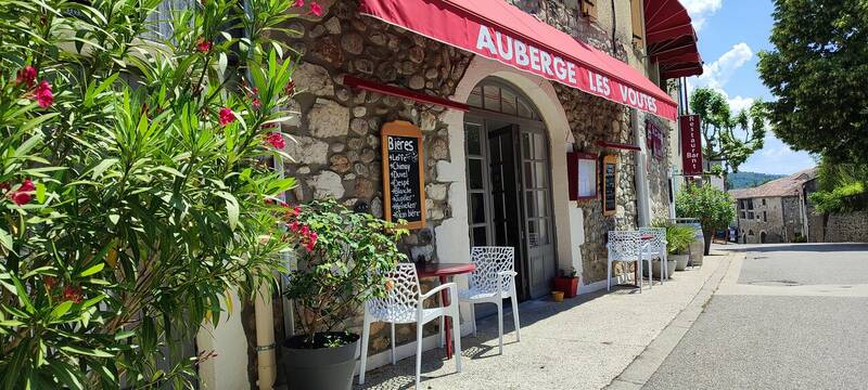 Restaurant Les Voûtes à Lanas accepte les chiens à Lanas
