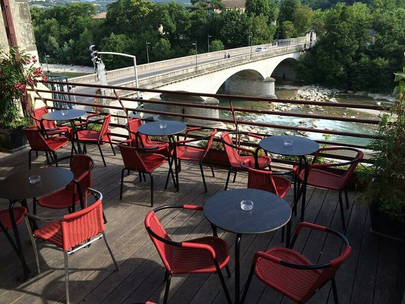 Sur Les Quais accepte les chiens à Crest