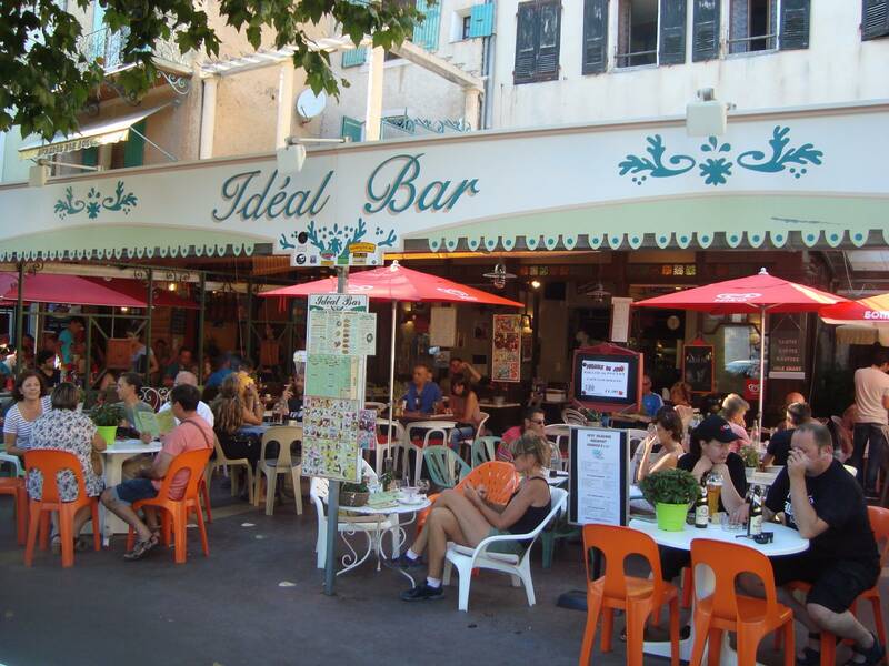 L'IDEAL accepte les chiens à Castellane