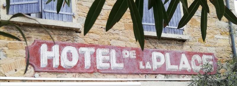 Hotel De La Place Restaurant accepte les chiens à Loyettes