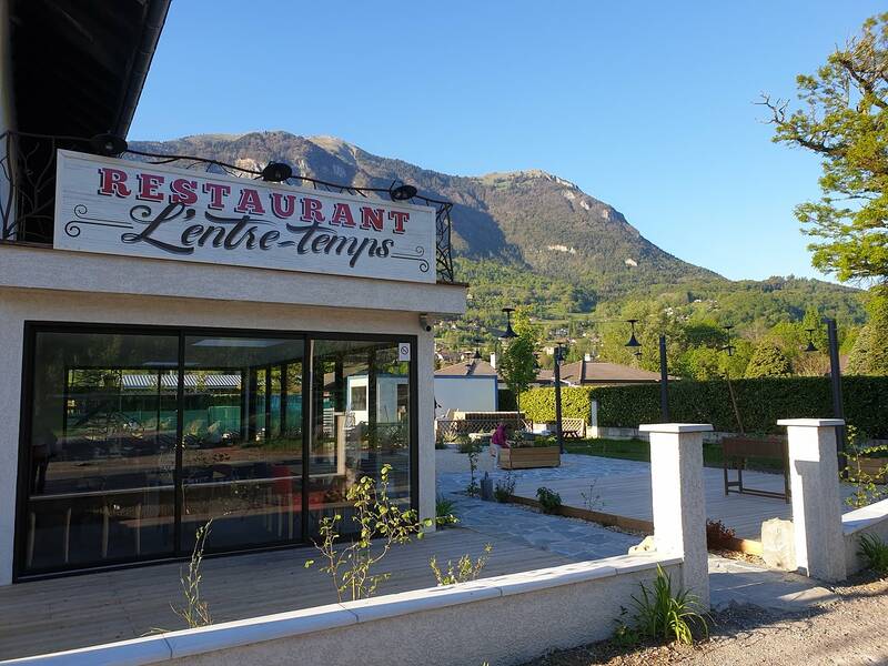 L' Entre-Temps accepte les chiens à Ayse