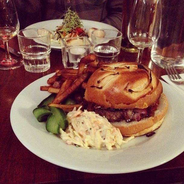 la cave café accepte les chiens à Paris