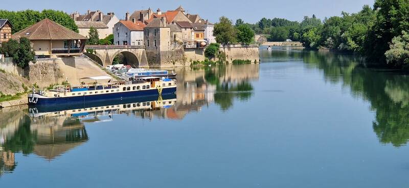 Capitainerie la Confluence accepte les chiens à Verdun-sur-le-Doubs