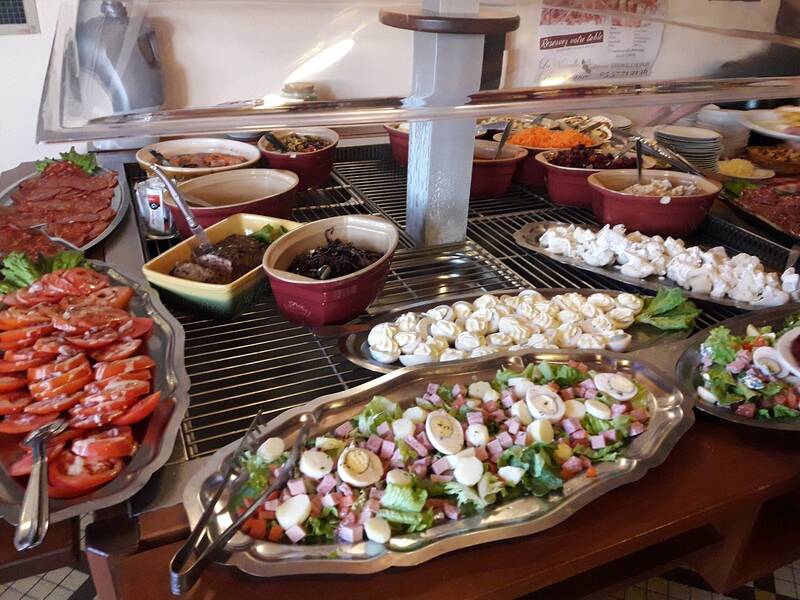 La table des darons accepte les chiens à Salles