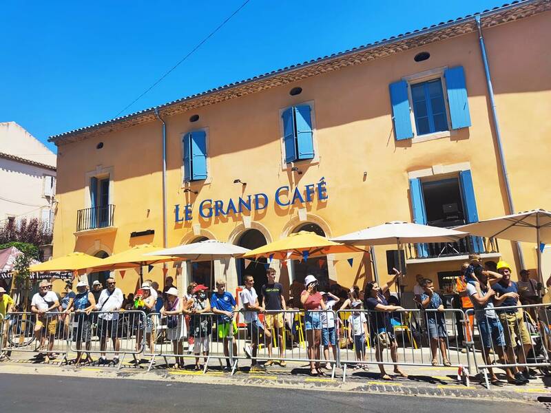 Le Grand Café accepte les chiens à Roujan