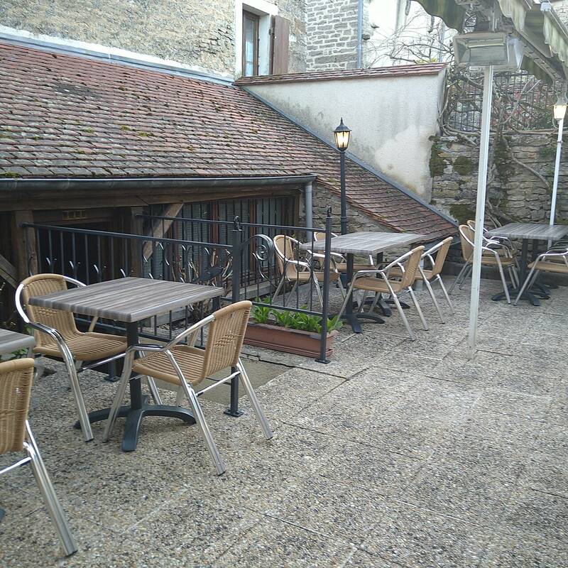 le Grill du Castel accepte les chiens à Châteauneuf