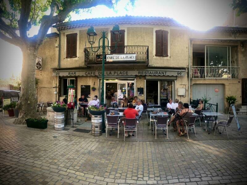 Café de La Place accepte les chiens à Chusclan