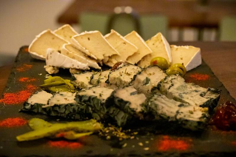 Raisin de Plus - Le Bar à Vin Sauce Végétale Bordeaux accepte les chiens à Bordeaux