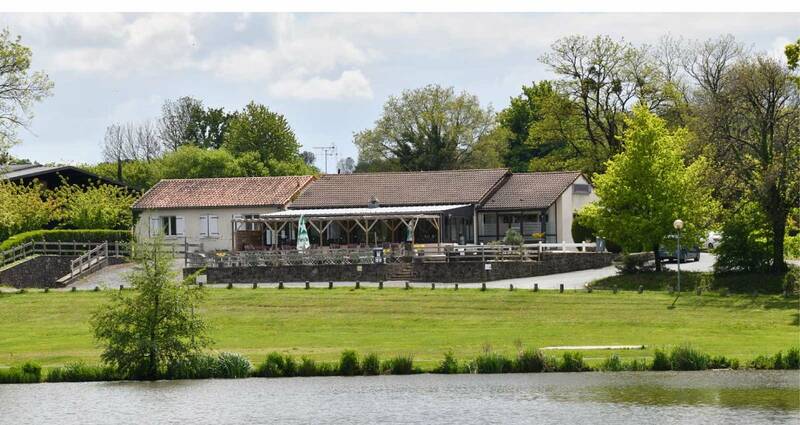 Les Terrasses du lac accepte les chiens à Secondigny