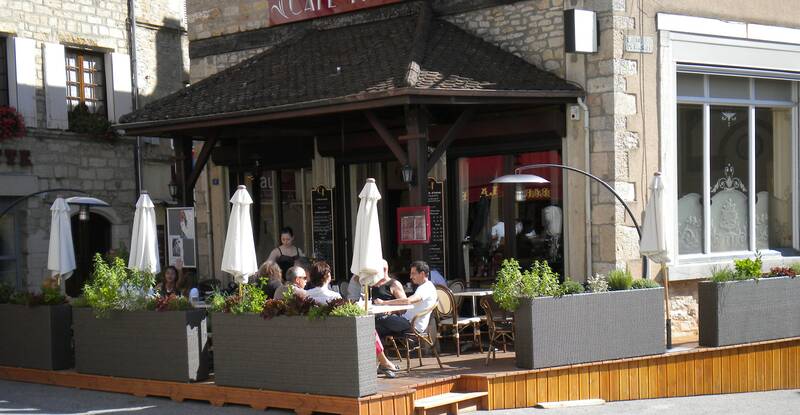 Café Français accepte les chiens à Saint-Amour