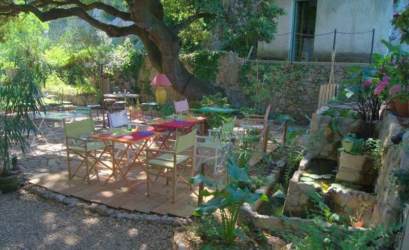 Sous le Chêne accepte les chiens à Corconne