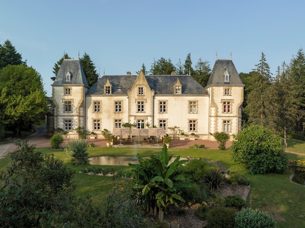 Chateau Hotel le Boisniard accepte les chiens à Chanverrie