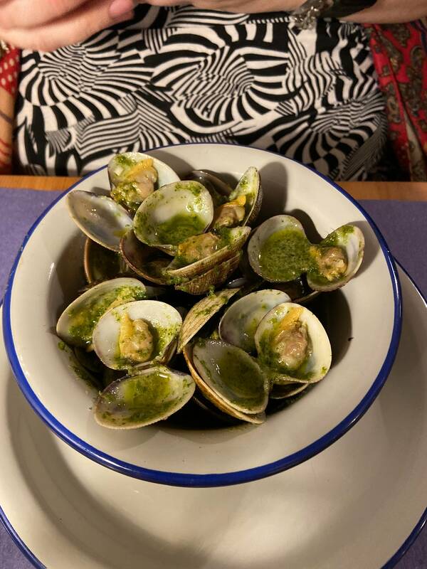 Monstre accepte les chiens à Arles