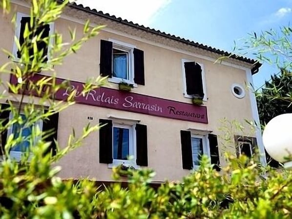 Le Relais Sarrasin accepte les chiens à Vezenobres