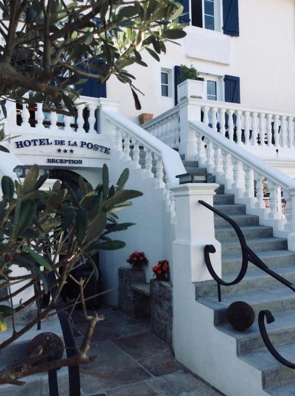 Grand Hôtel de la Poste accepte les chiens à Saint-Jean-de-Luz