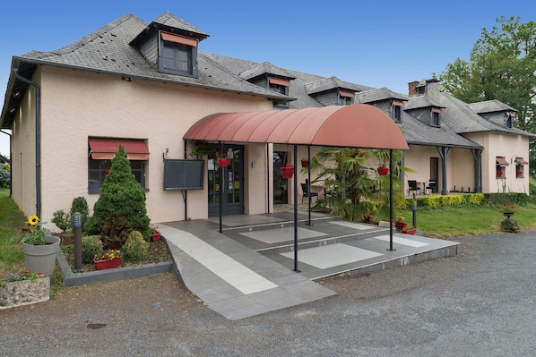 The Originals Relais, Hôtel Restaurant Les Coquelicots accepte les chiens à Saint-Pardoux-l'Ortigier